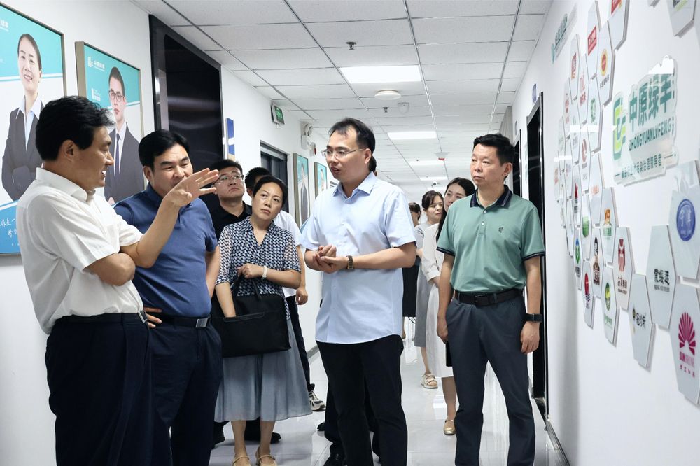 市人大常委會(huì)主任王樂(lè)新、紅旗區(qū)區(qū)委書(shū)記劉宏鋒、人大常委會(huì)主任趙建軍等領(lǐng)導(dǎo)一行 蒞臨公司調(diào)研工作